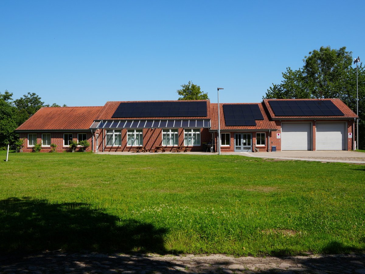 Photovoltaikanlage auf dem Dach des Dorfgemeinschafts- und Feuerwehrhauses in Niendorf an der Stecknitz